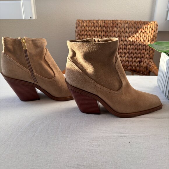 Vince Camuto Amtinda Square toe Bootie. Leather Upper. Size 9M/40. NWOB - Picture 9 of 10